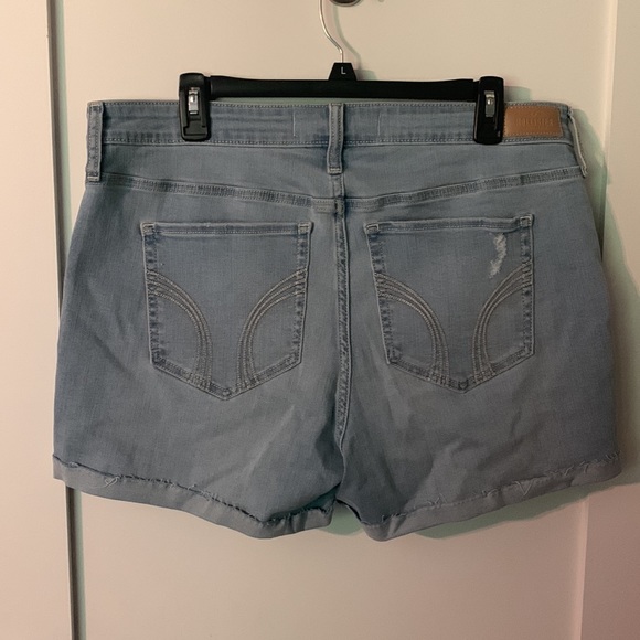 Hollister Shorts! Curvy High-Rise! Distressed! Size 19, NWT! - Picture 5 of 7